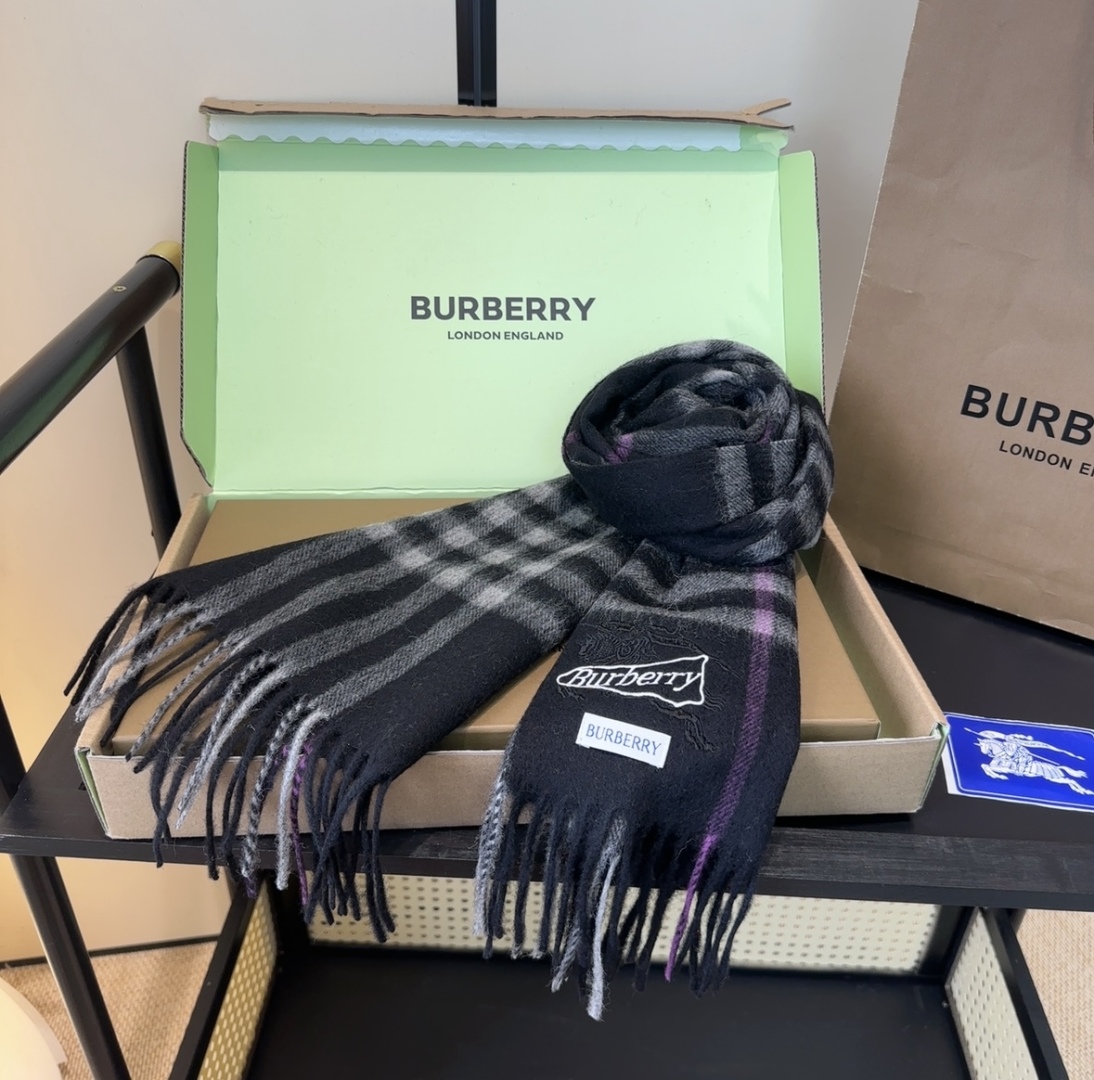 Burberry · 巴宝莉格子围巾❗️好看的要疯掉了，太有型太有魅力了❗️❗️非常斯文时尚的秋冬单品！