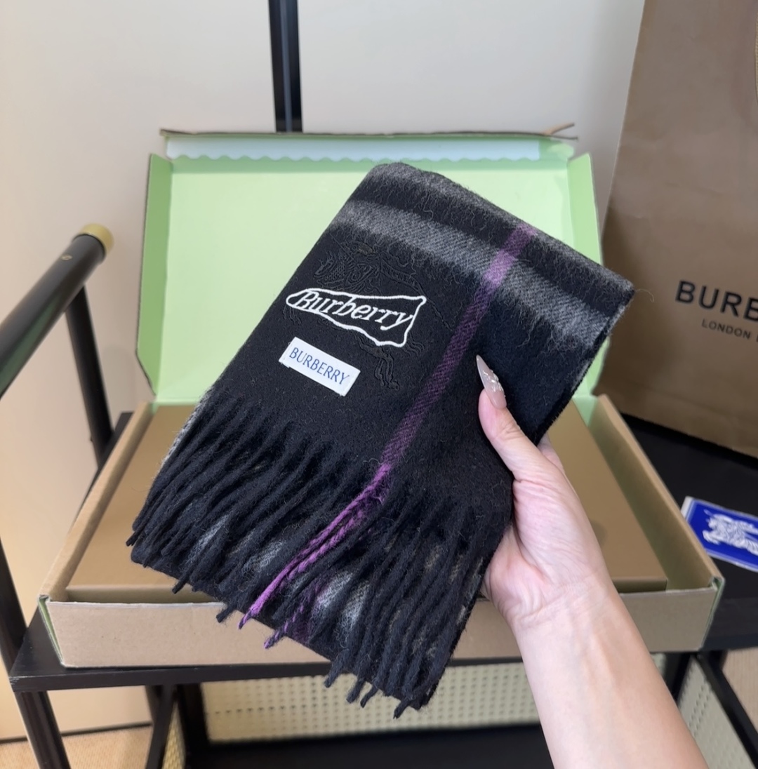 Burberry · 巴宝莉格子围巾❗️好看的要疯掉了，太有型太有魅力了❗️❗️非常斯文时尚的秋冬单品！