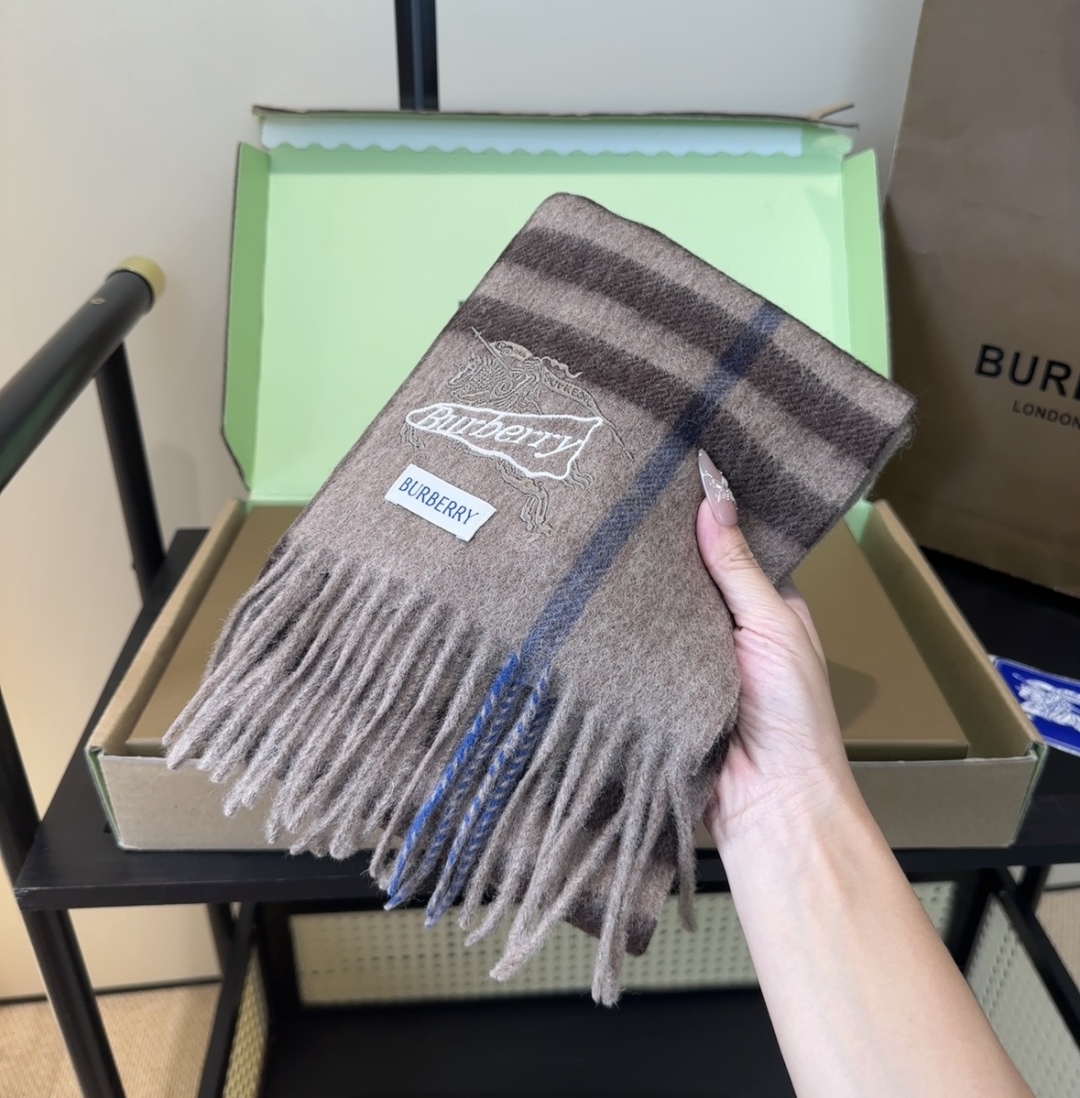 Burberry · 巴宝莉格子围巾❗️好看的要疯掉了，太有型太有魅力了❗️❗️非常斯文时尚的秋冬单品！