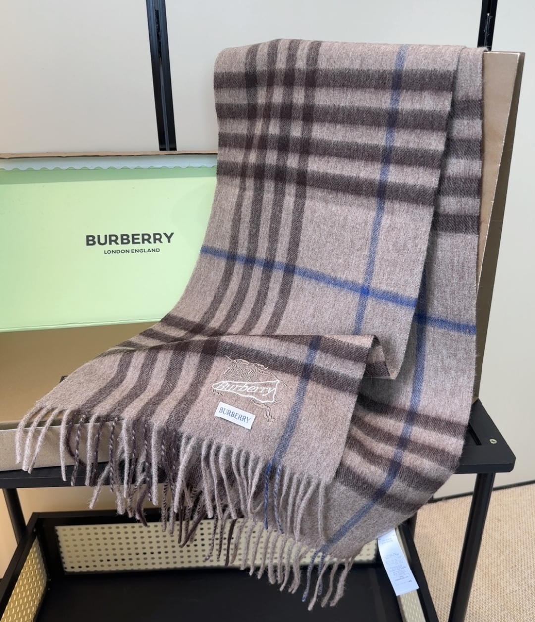 Burberry · 巴宝莉格子围巾❗️好看的要疯掉了，太有型太有魅力了❗️❗️非常斯文时尚的秋冬单品！