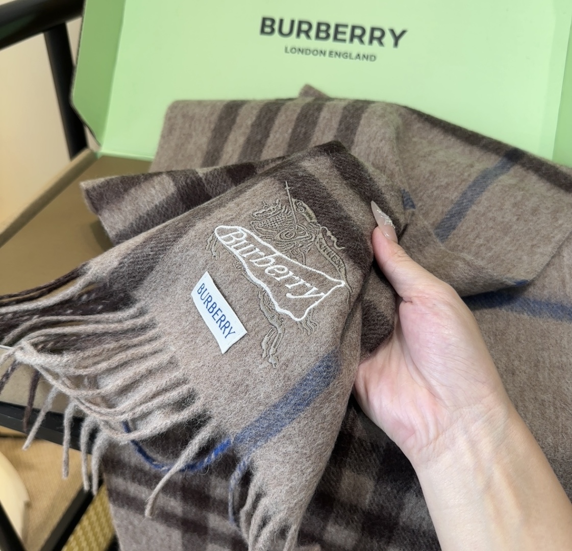 Burberry · 巴宝莉格子围巾❗️好看的要疯掉了，太有型太有魅力了❗️❗️非常斯文时尚的秋冬单品！