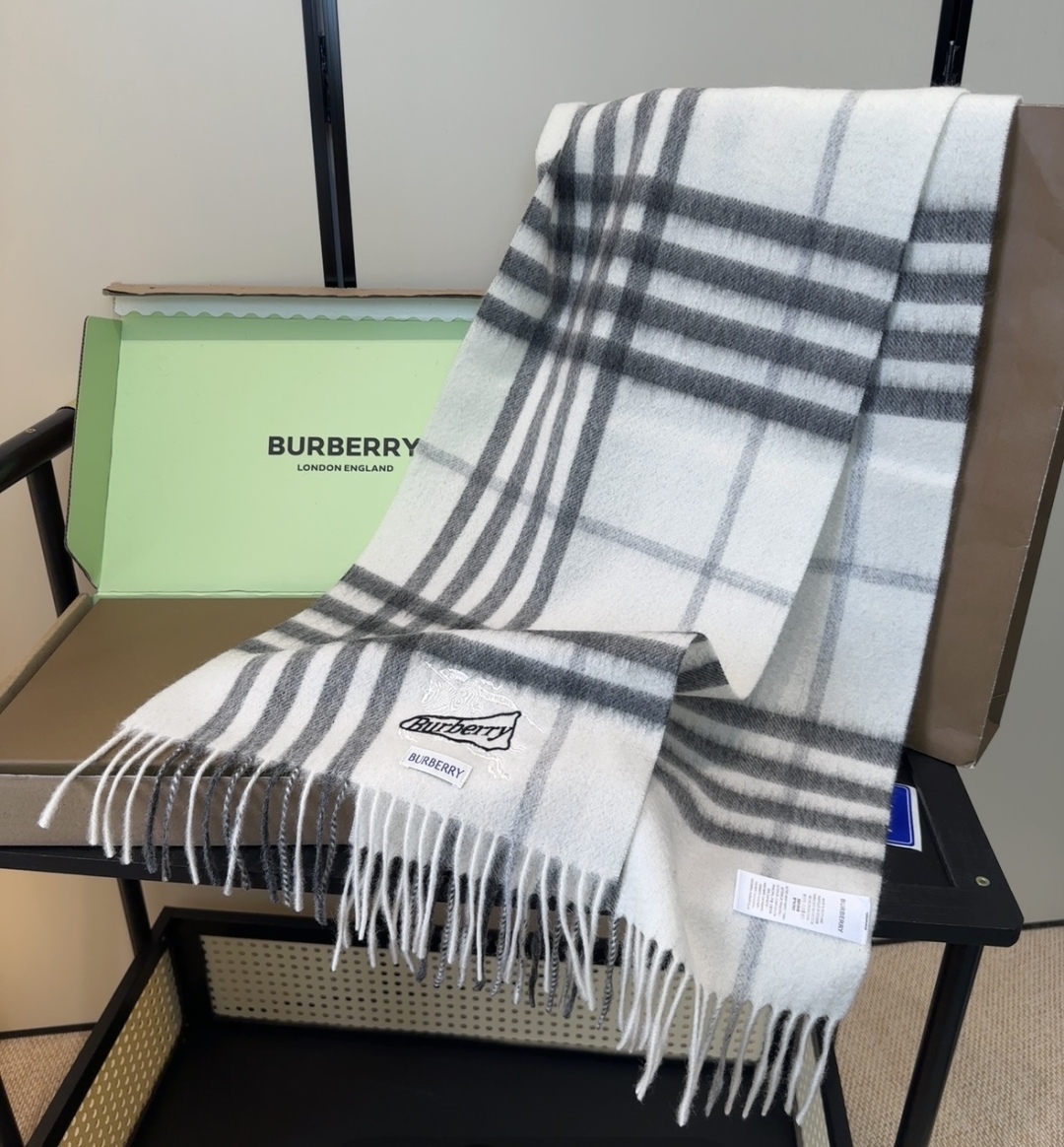 Burberry · 巴宝莉格子围巾❗️好看的要疯掉了，太有型太有魅力了❗️❗️非常斯文时尚的秋冬单品！