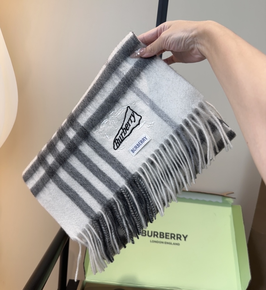 Burberry · 巴宝莉格子围巾❗️好看的要疯掉了，太有型太有魅力了❗️❗️非常斯文时尚的秋冬单品！