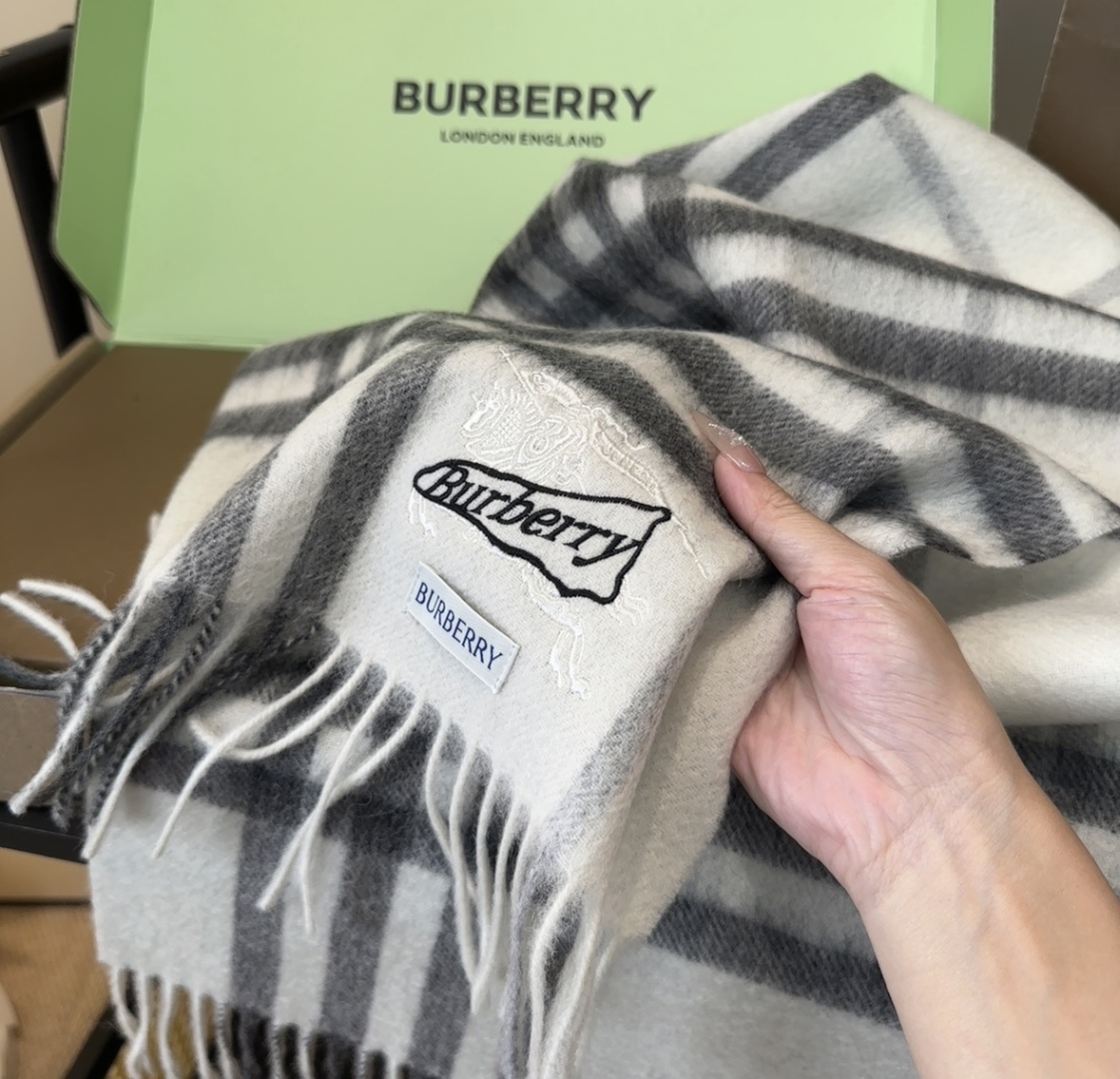 Burberry · 巴宝莉格子围巾❗️好看的要疯掉了，太有型太有魅力了❗️❗️非常斯文时尚的秋冬单品！