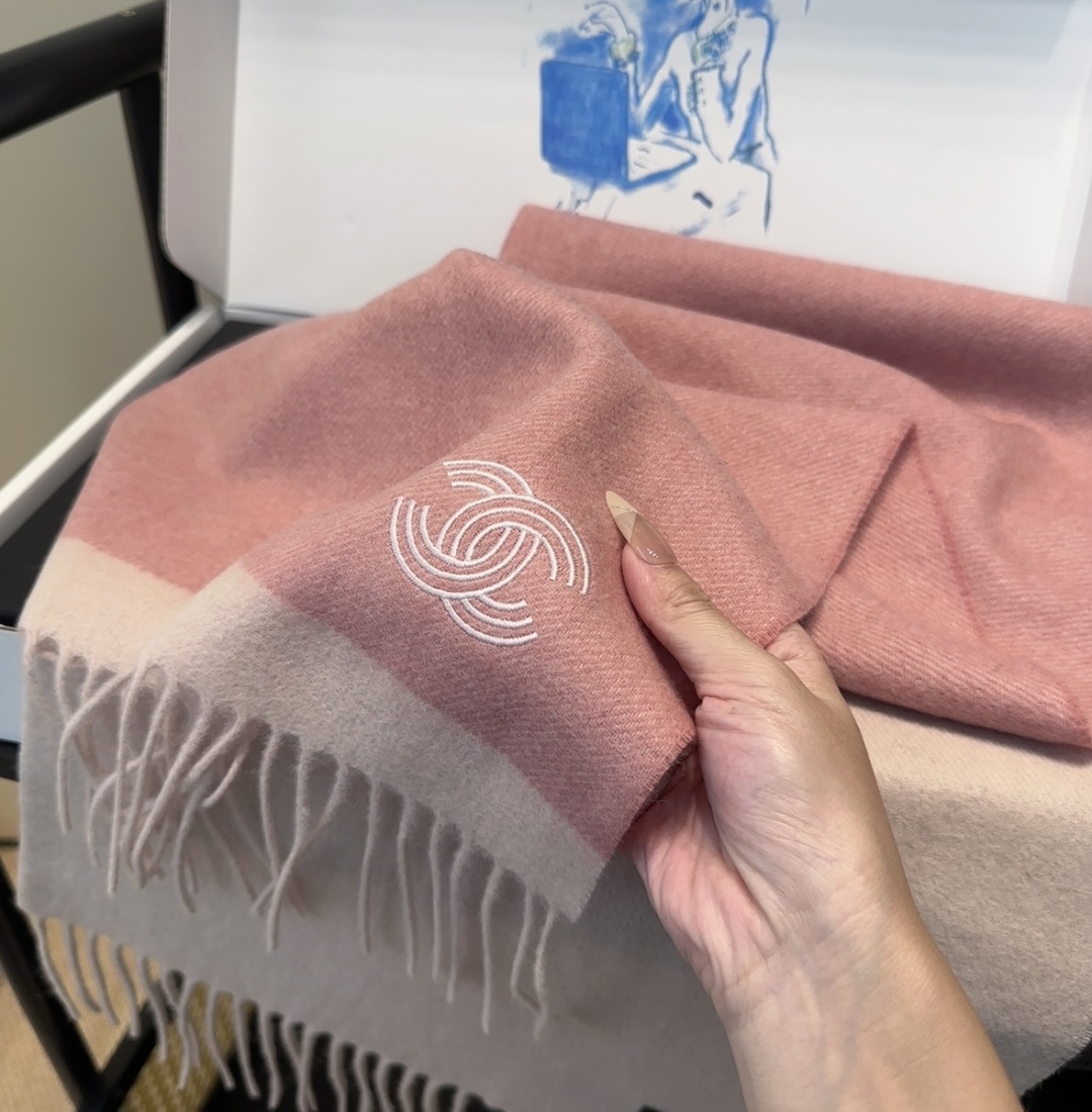 【▪Chanel · 香奈儿难得一见的温柔配色，超级迷恋❗️气质低调恬静又不失优雅❗️】重点推荐❗️高级