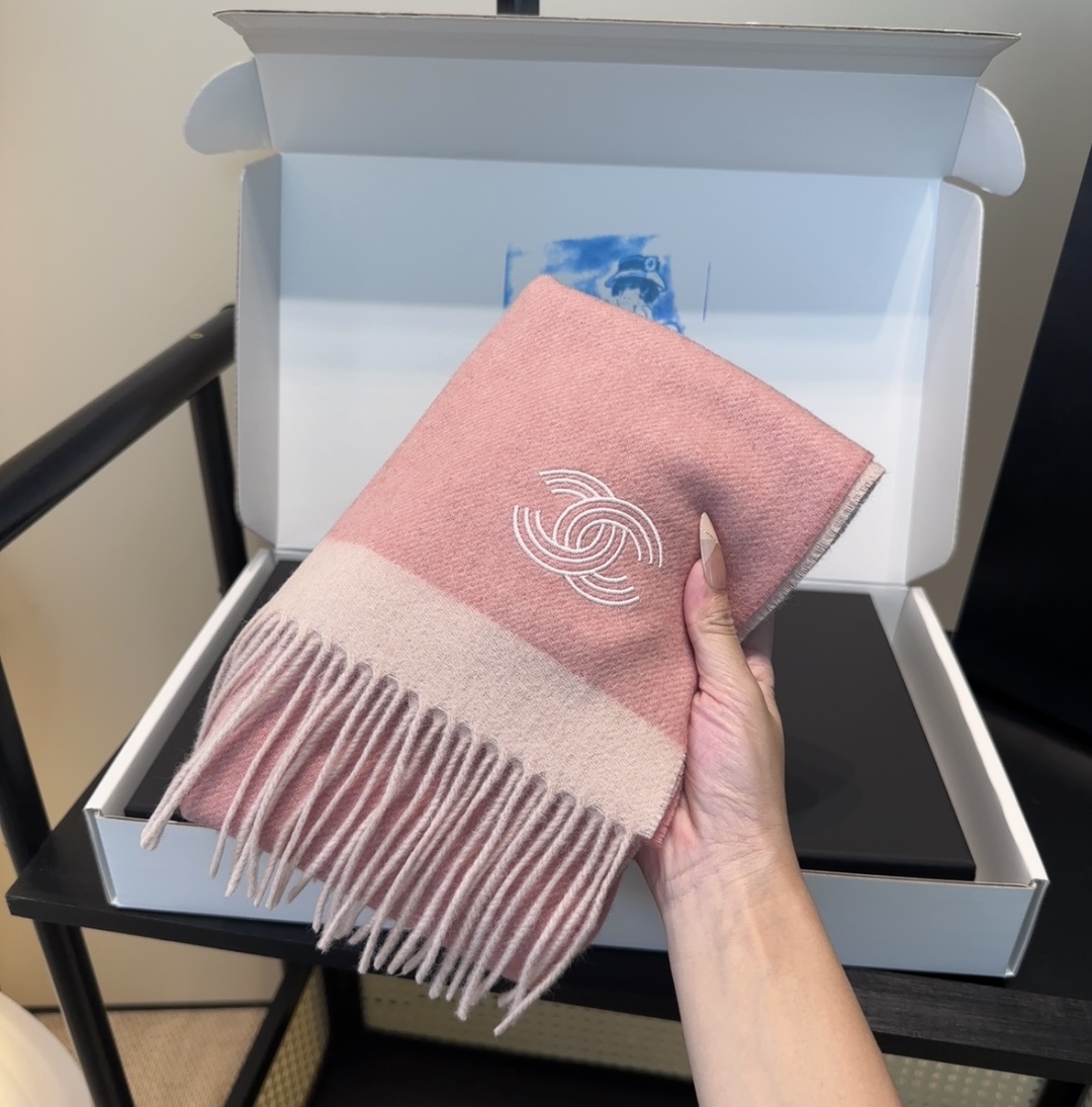 【▪Chanel · 香奈儿难得一见的温柔配色，超级迷恋❗️气质低调恬静又不失优雅❗️】重点推荐❗️高级