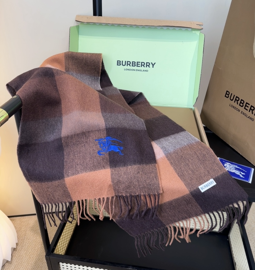 Burberry · 巴宝莉围巾❗️好看的要疯掉了，太有型太有魅力了❗️❗️非常斯文时尚的秋冬单品！真的