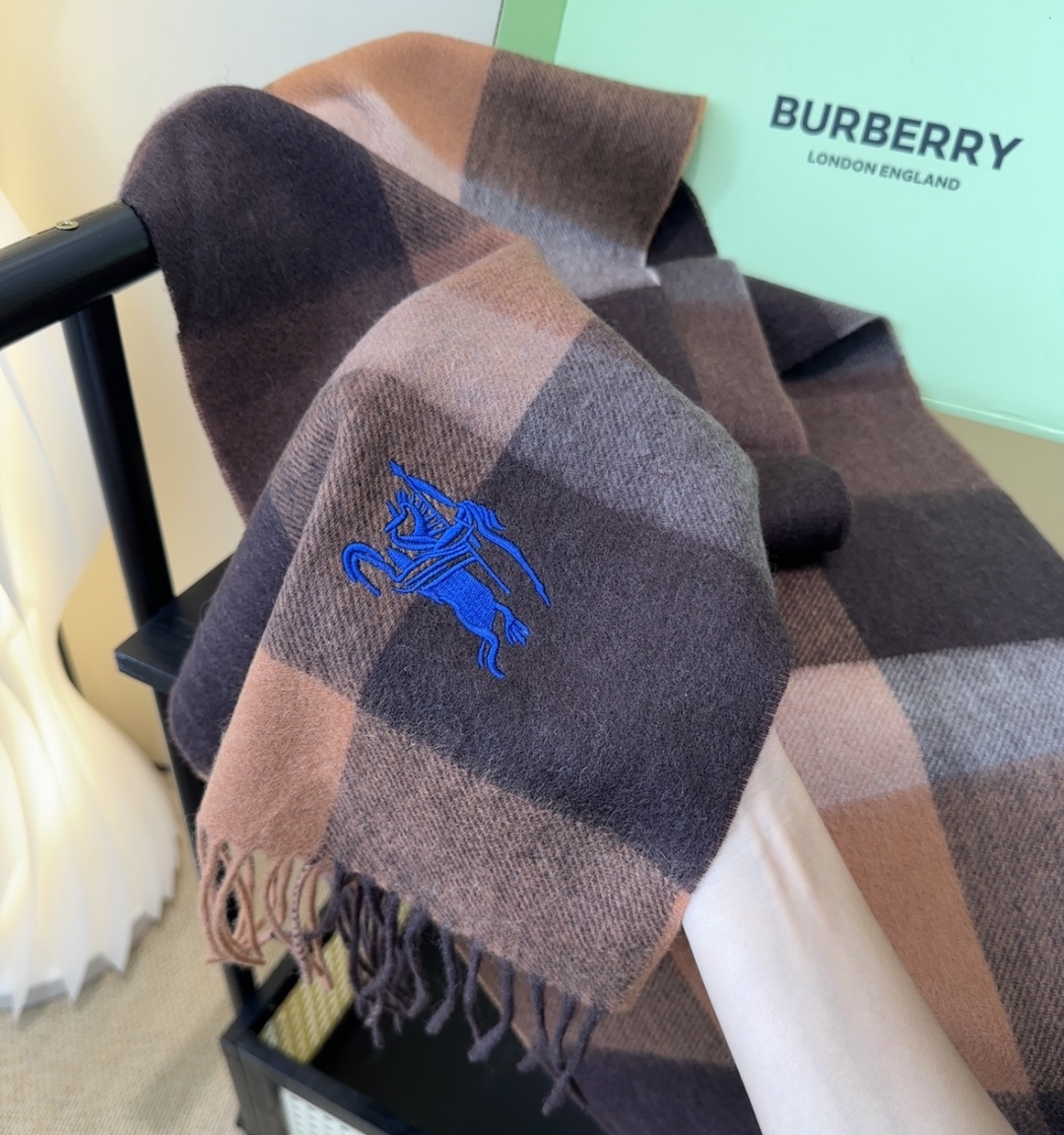 Burberry · 巴宝莉围巾❗️好看的要疯掉了，太有型太有魅力了❗️❗️非常斯文时尚的秋冬单品！真的