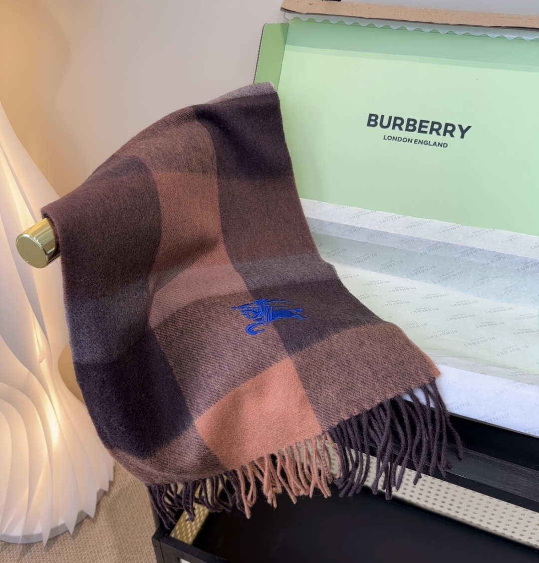 Burberry · 巴宝莉围巾❗️好看的要疯掉了，太有型太有魅力了❗️❗️非常斯文时尚的秋冬单品！真的