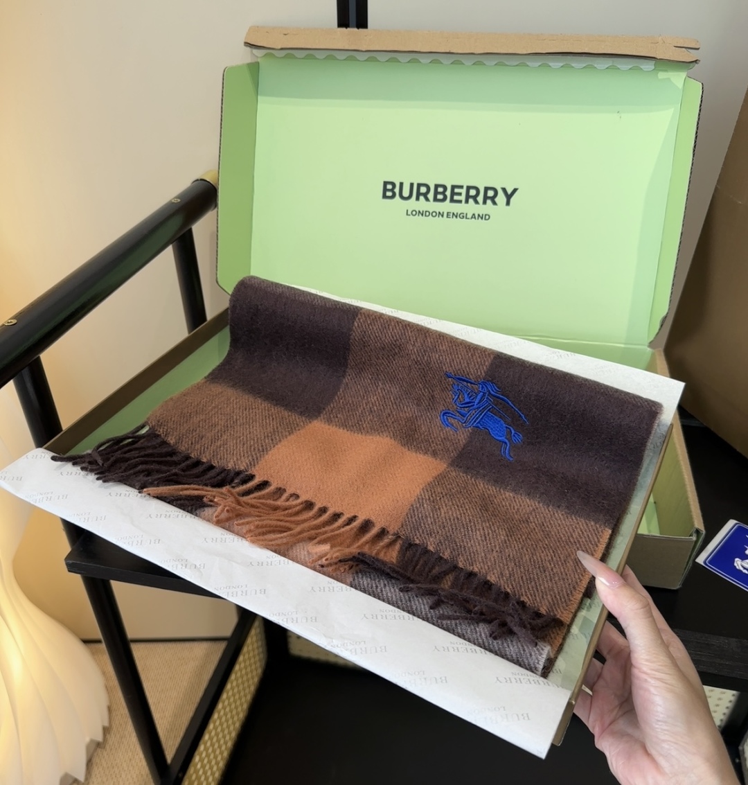 Burberry · 巴宝莉围巾❗️好看的要疯掉了，太有型太有魅力了❗️❗️非常斯文时尚的秋冬单品！真的
