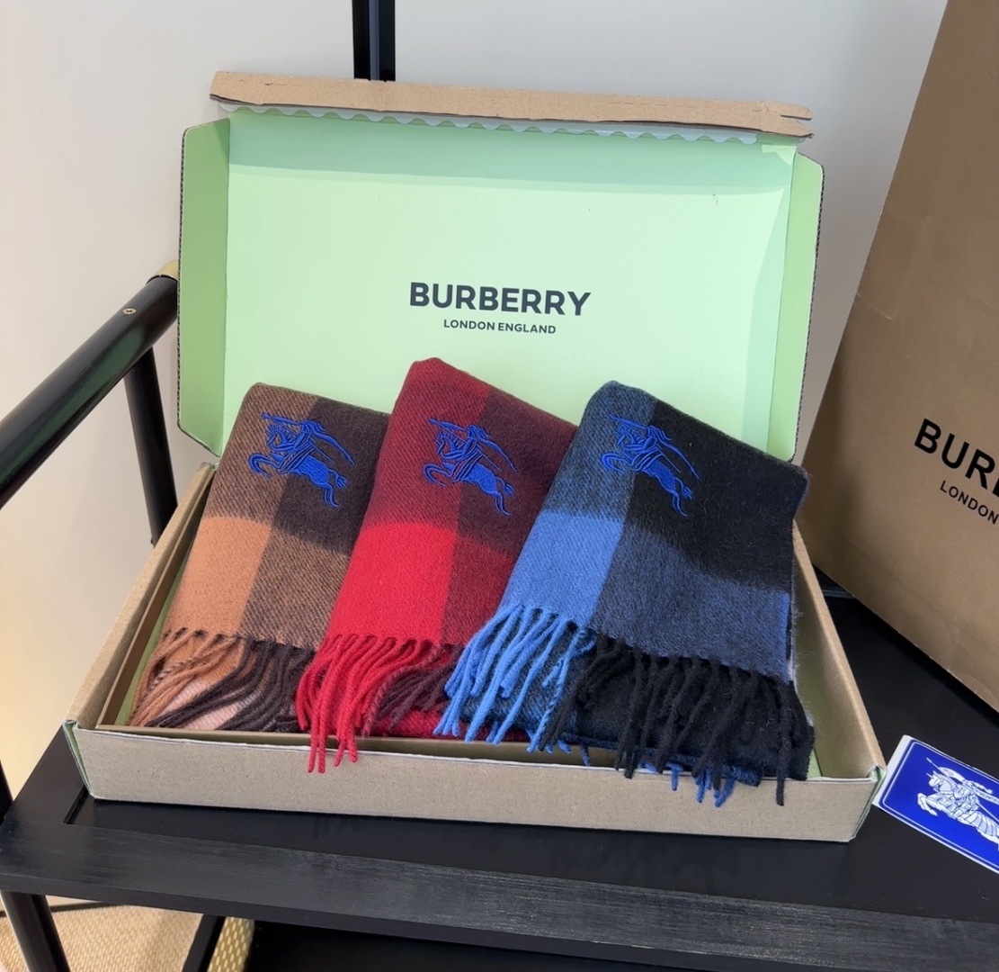 Burberry · 巴宝莉围巾❗️好看的要疯掉了，太有型太有魅力了❗️❗️非常斯文时尚的秋冬单品！真的