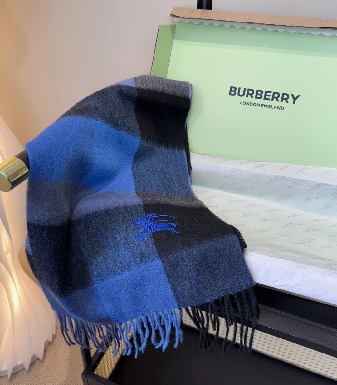 Burberry · 巴宝莉围巾❗️好看的要疯掉了，太有型太有魅力了❗️❗️非常斯文时尚的秋冬单品！真的