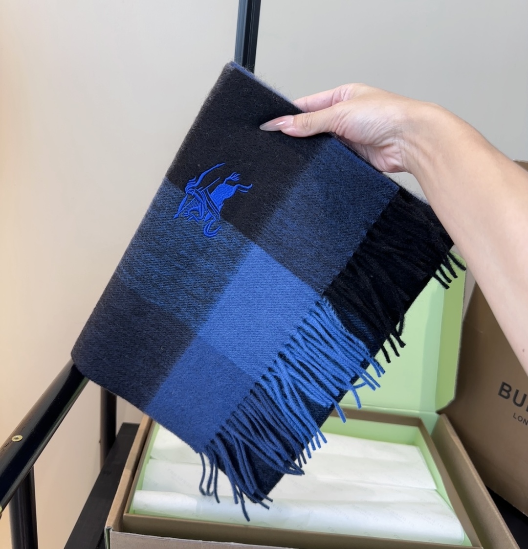 Burberry · 巴宝莉围巾❗️好看的要疯掉了，太有型太有魅力了❗️❗️非常斯文时尚的秋冬单品！真的