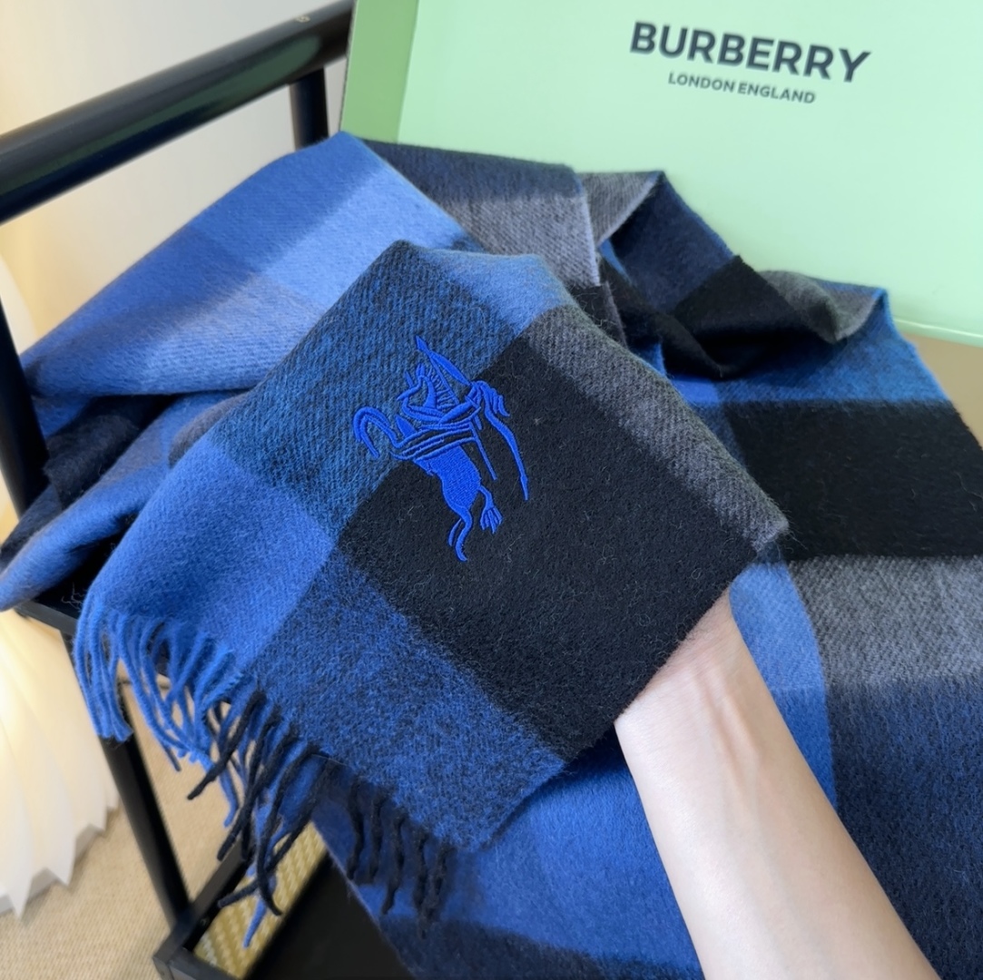 Burberry · 巴宝莉围巾❗️好看的要疯掉了，太有型太有魅力了❗️❗️非常斯文时尚的秋冬单品！真的