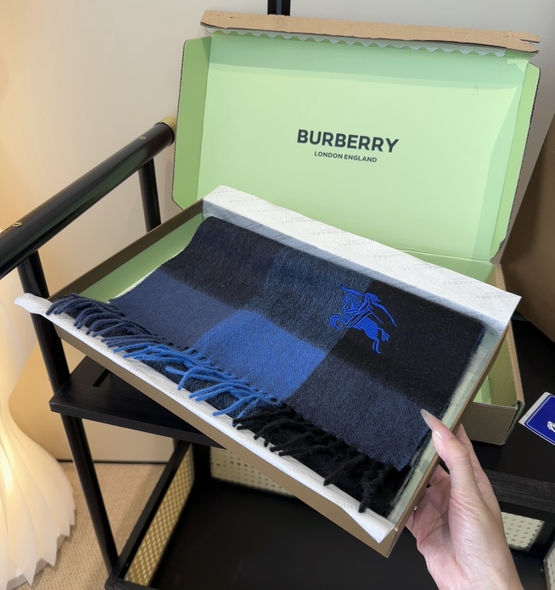 Burberry · 巴宝莉围巾❗️好看的要疯掉了，太有型太有魅力了❗️❗️非常斯文时尚的秋冬单品！真的