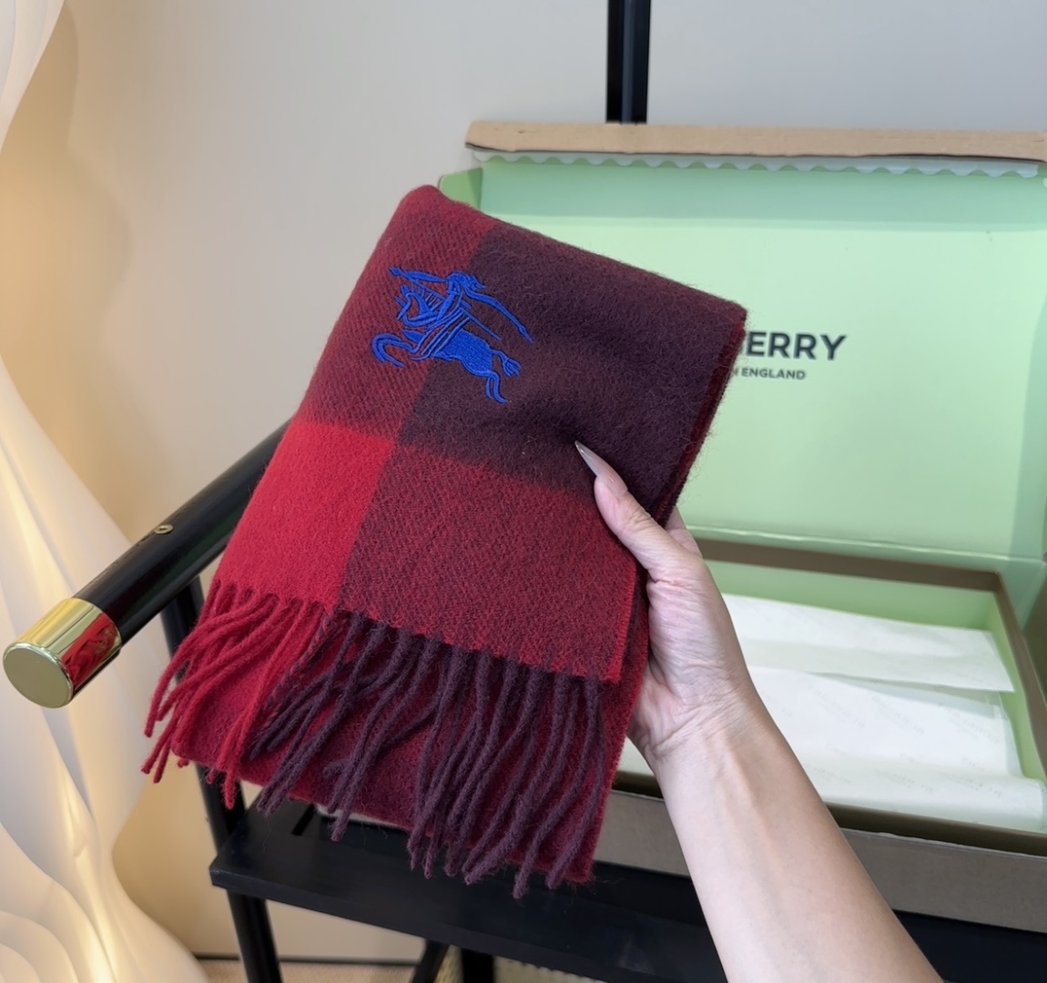 Burberry · 巴宝莉围巾❗️好看的要疯掉了，太有型太有魅力了❗️❗️非常斯文时尚的秋冬单品！真的