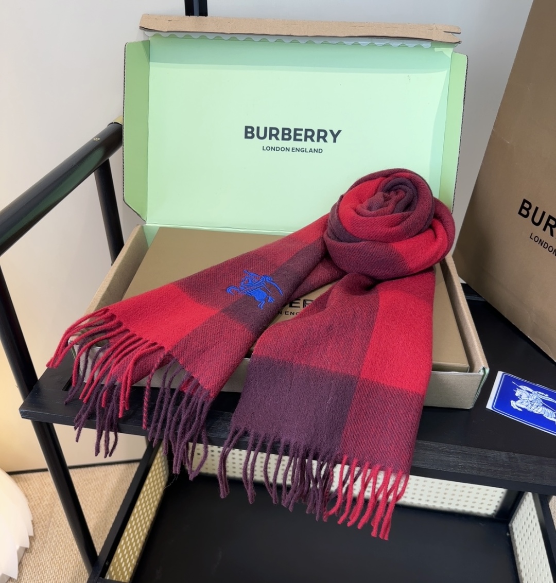 Burberry · 巴宝莉围巾❗️好看的要疯掉了，太有型太有魅力了❗️❗️非常斯文时尚的秋冬单品！真的