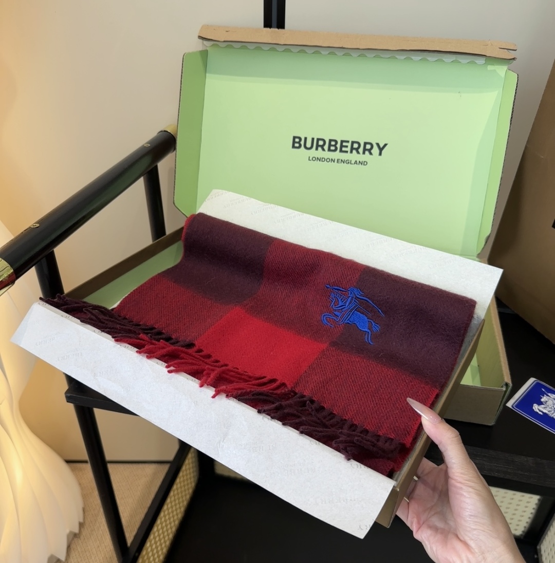 Burberry · 巴宝莉围巾❗️好看的要疯掉了，太有型太有魅力了❗️❗️非常斯文时尚的秋冬单品！真的