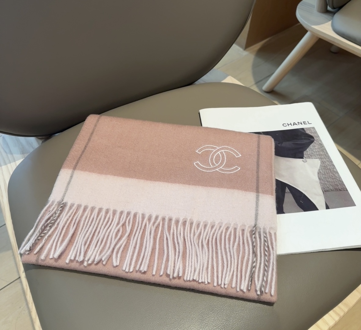 【▪Chanel · 香奈儿难得一见的温柔配色，超级迷恋❗️气质低调恬静又不失优雅❗️】重点推荐❗️高级