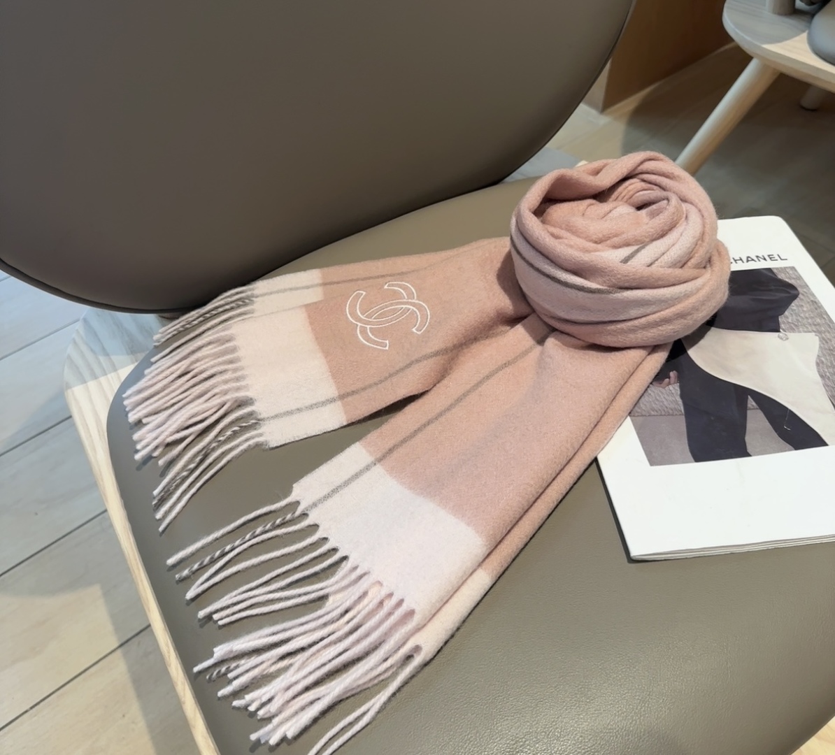 【▪Chanel · 香奈儿难得一见的温柔配色，超级迷恋❗️气质低调恬静又不失优雅❗️】重点推荐❗️高级