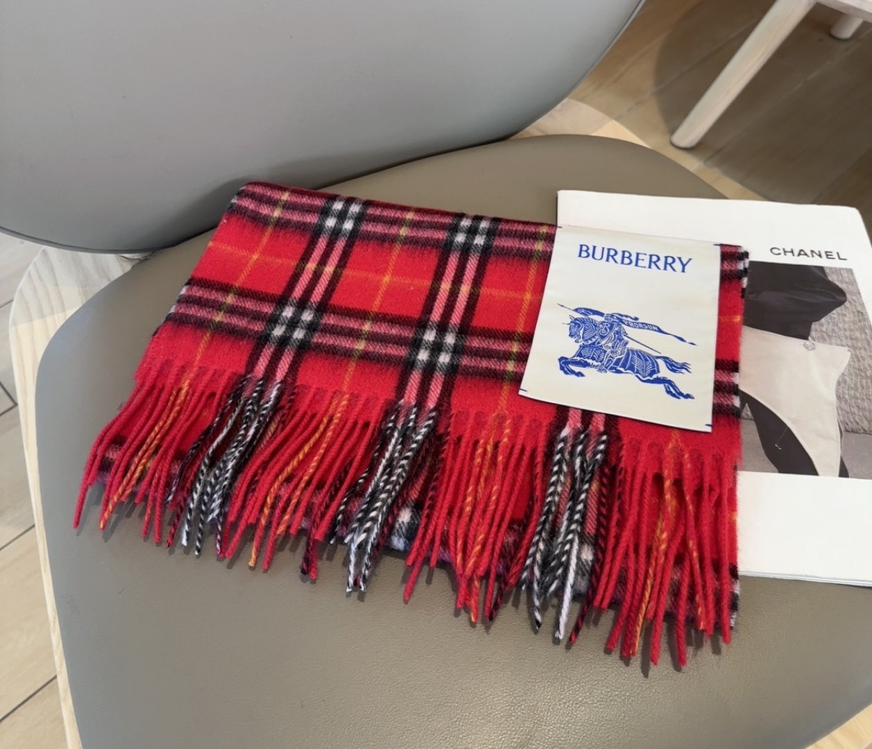 Burberry · 巴宝莉围巾❗️好看的要疯掉了，太有型太有魅力了❗️❗️非常斯文时尚的秋冬单品！真的