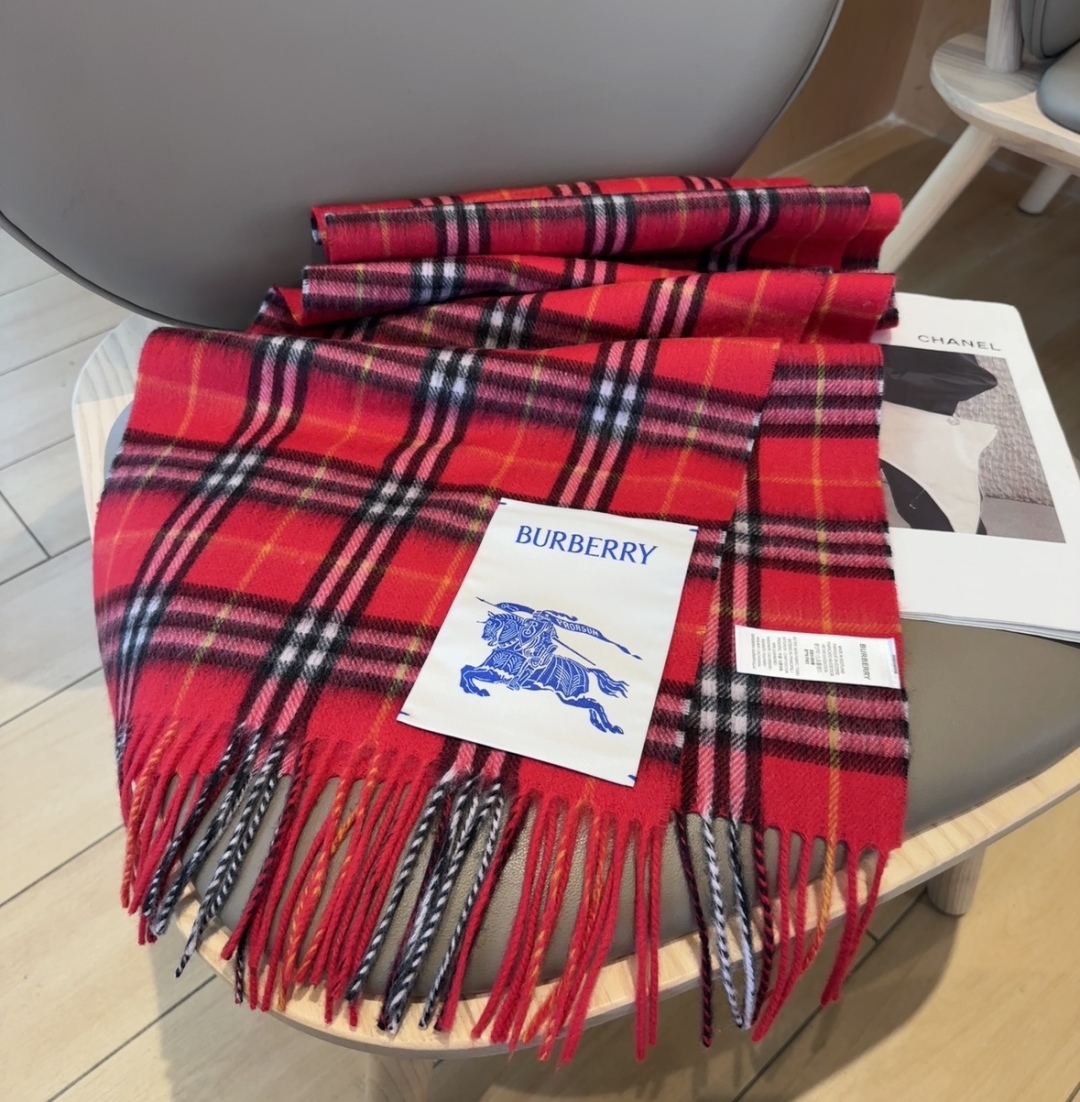 Burberry · 巴宝莉围巾❗️好看的要疯掉了，太有型太有魅力了❗️❗️非常斯文时尚的秋冬单品！真的