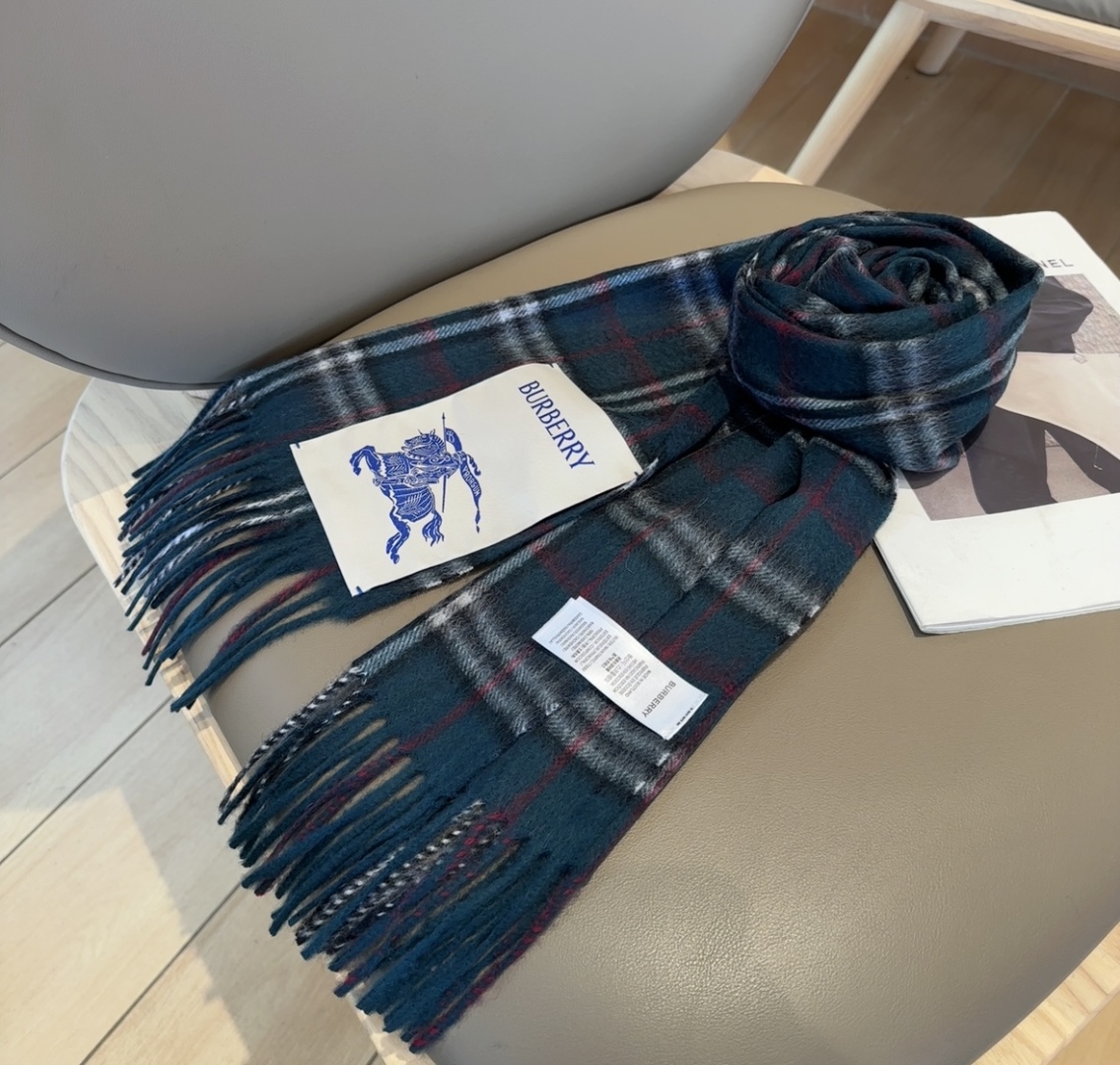 Burberry · 巴宝莉围巾❗️好看的要疯掉了，太有型太有魅力了❗️❗️非常斯文时尚的秋冬单品！真的