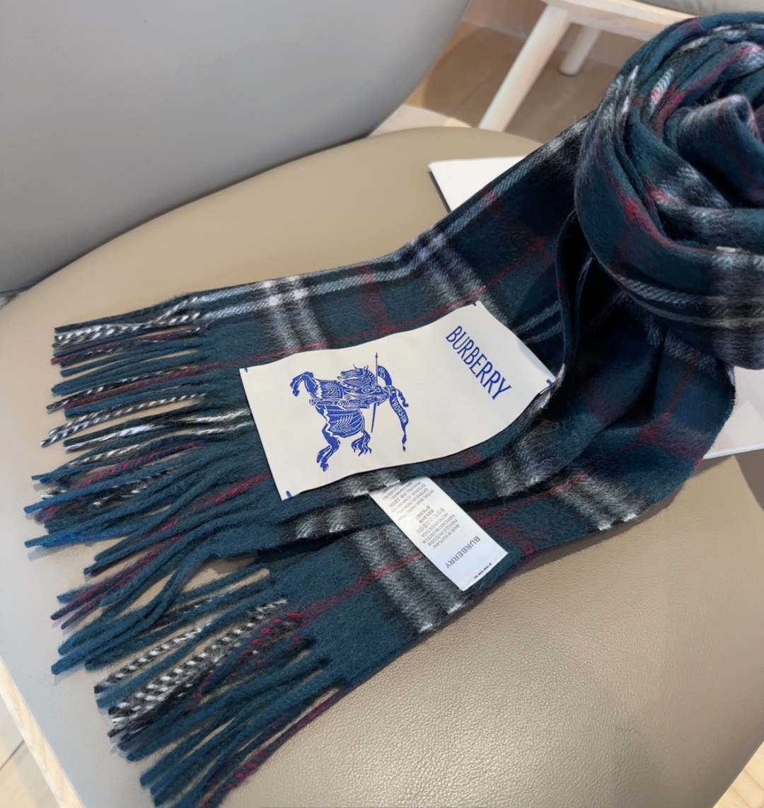 Burberry · 巴宝莉围巾❗️好看的要疯掉了，太有型太有魅力了❗️❗️非常斯文时尚的秋冬单品！真的