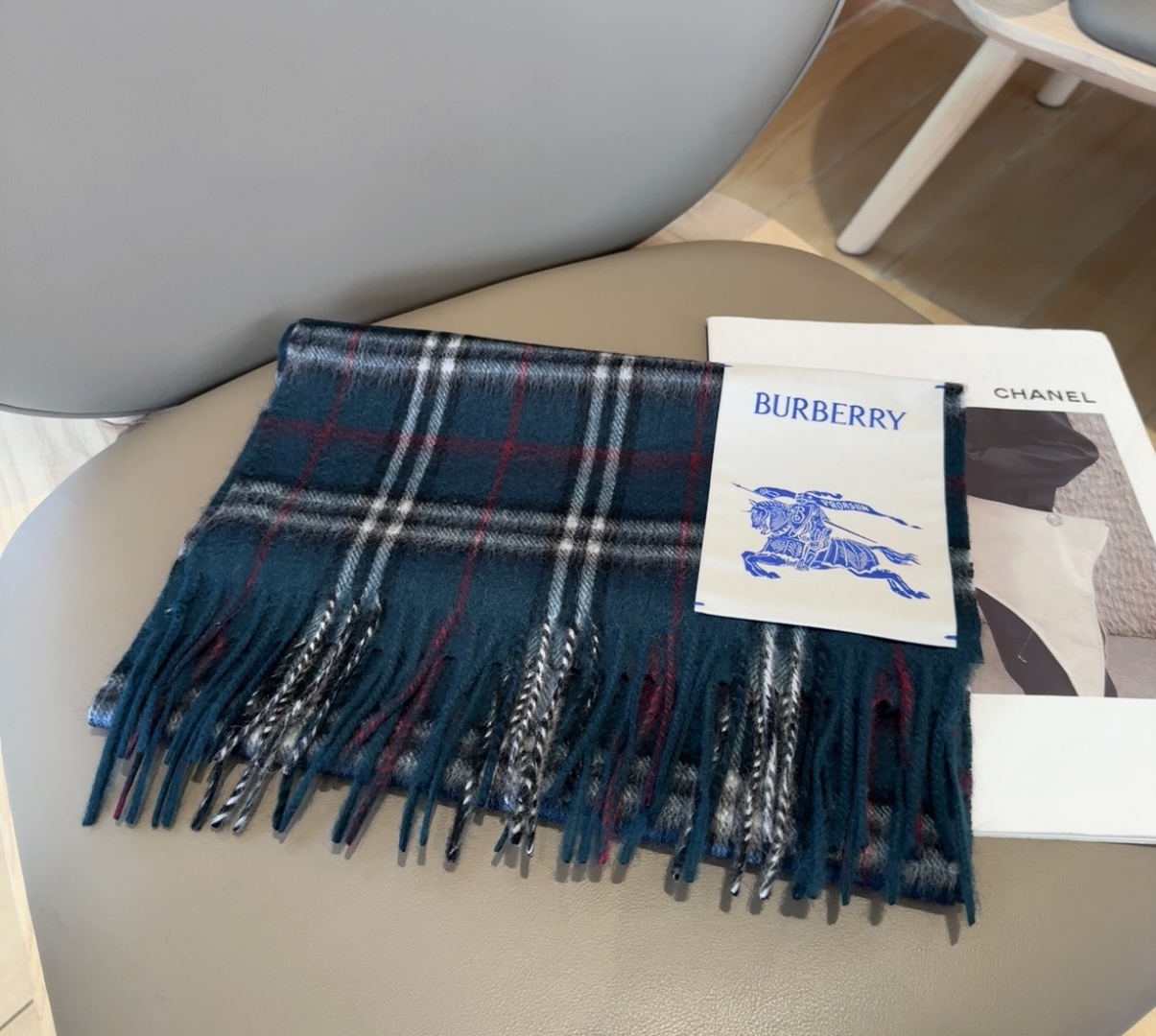 Burberry · 巴宝莉围巾❗️好看的要疯掉了，太有型太有魅力了❗️❗️非常斯文时尚的秋冬单品！真的