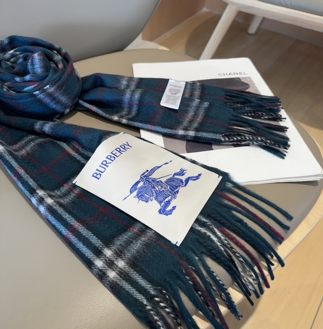 Burberry · 巴宝莉围巾❗️好看的要疯掉了，太有型太有魅力了❗️❗️非常斯文时尚的秋冬单品！真的