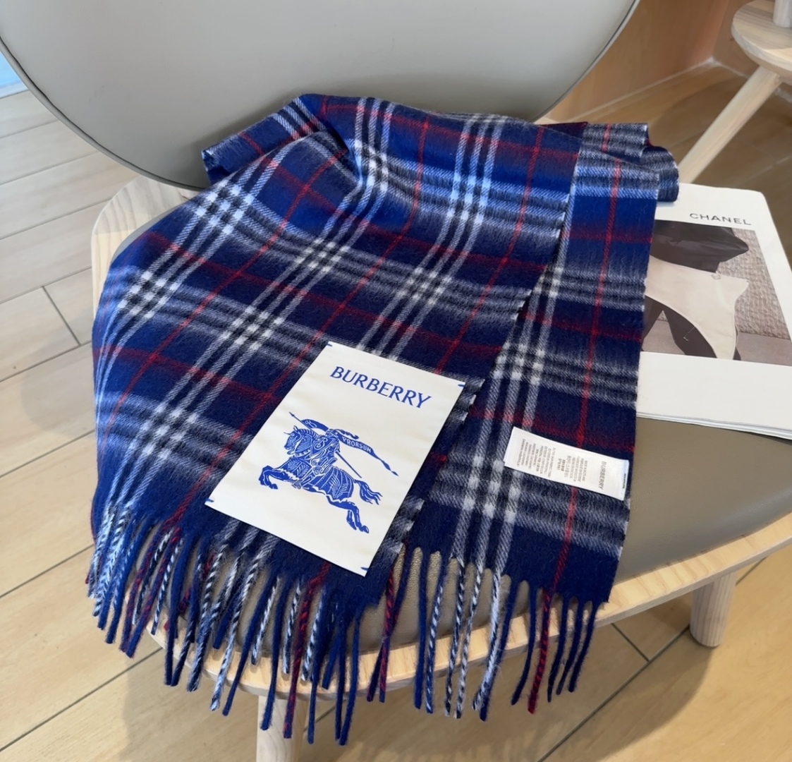 Burberry · 巴宝莉围巾❗️好看的要疯掉了，太有型太有魅力了❗️❗️非常斯文时尚的秋冬单品！真的