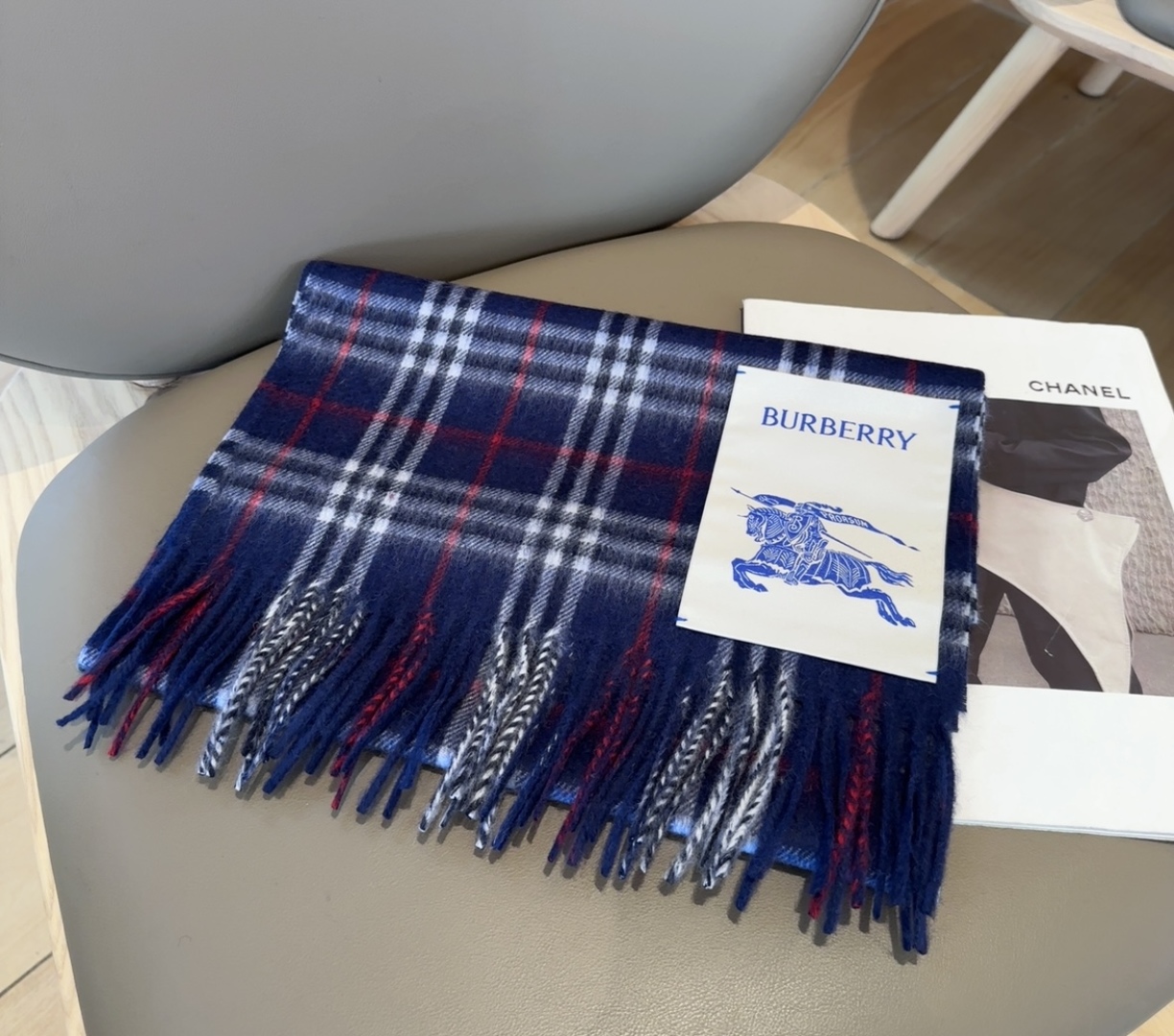 Burberry · 巴宝莉围巾❗️好看的要疯掉了，太有型太有魅力了❗️❗️非常斯文时尚的秋冬单品！真的