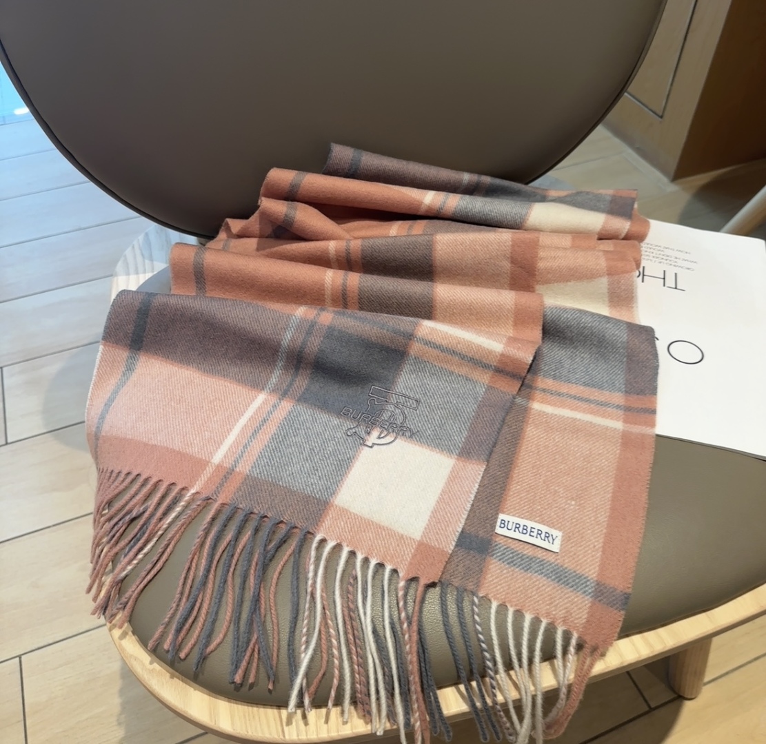 Burberry · 巴宝莉围巾❗️好看的要疯掉了，太有型太有魅力了❗️❗️非常斯文时尚的秋冬单品！真的