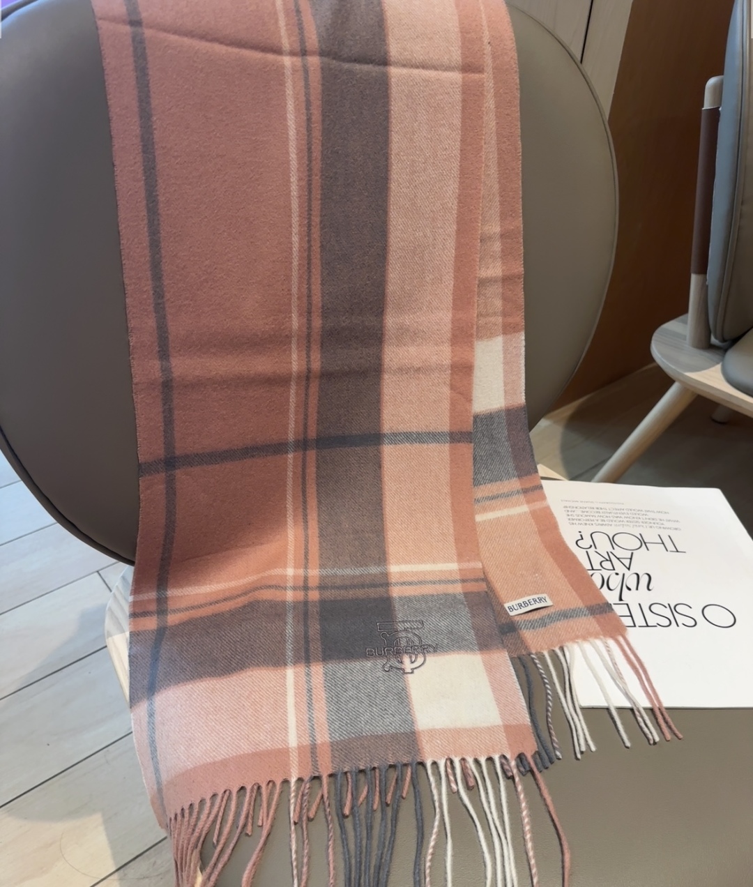 Burberry · 巴宝莉围巾❗️好看的要疯掉了，太有型太有魅力了❗️❗️非常斯文时尚的秋冬单品！真的