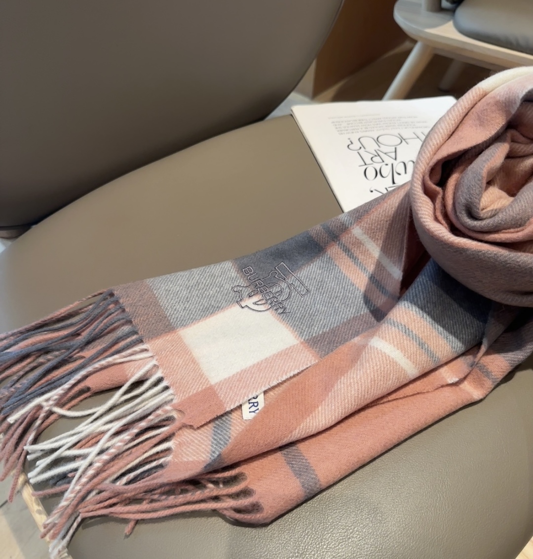 Burberry · 巴宝莉围巾❗️好看的要疯掉了，太有型太有魅力了❗️❗️非常斯文时尚的秋冬单品！真的