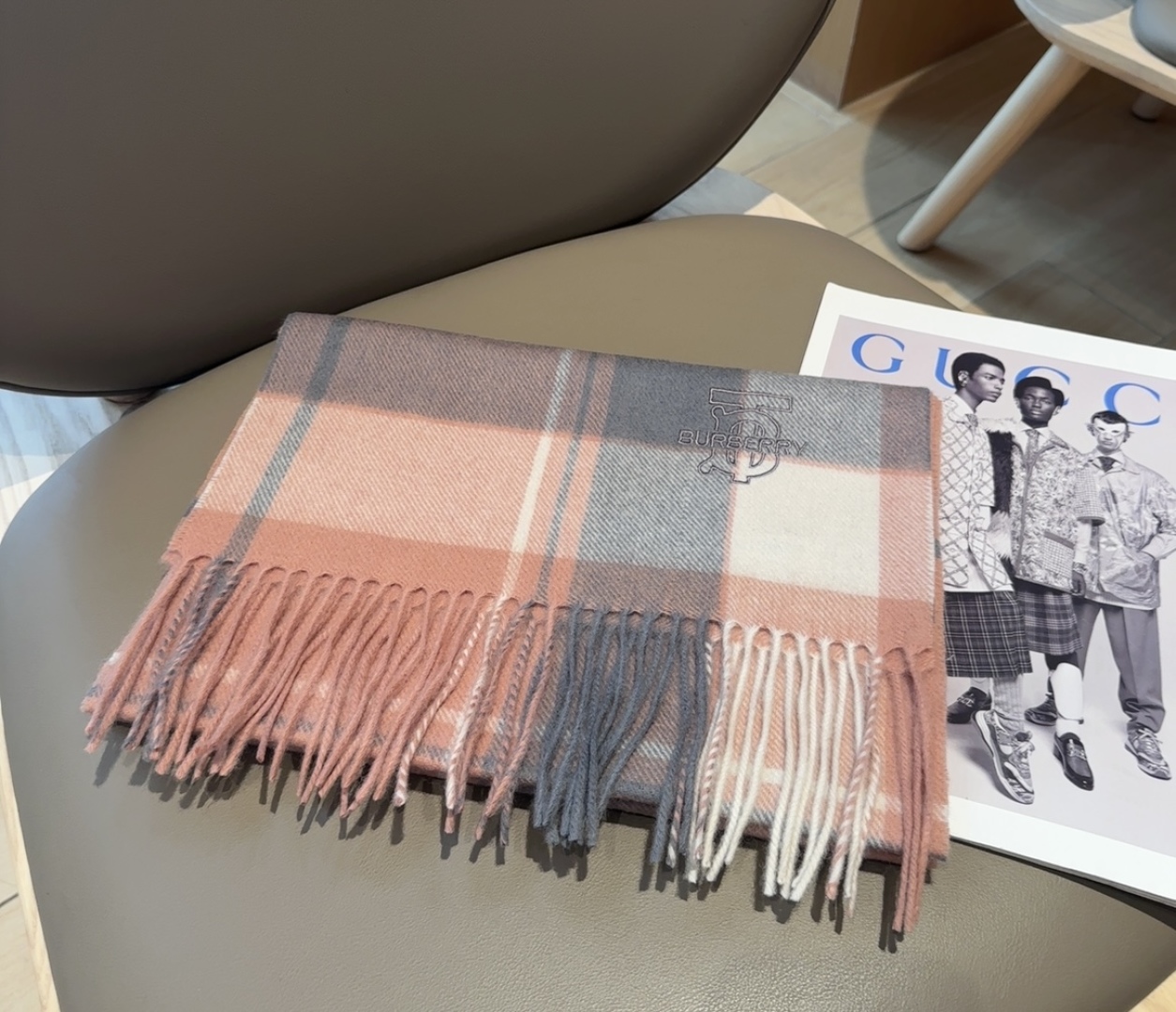 Burberry · 巴宝莉围巾❗️好看的要疯掉了，太有型太有魅力了❗️❗️非常斯文时尚的秋冬单品！真的