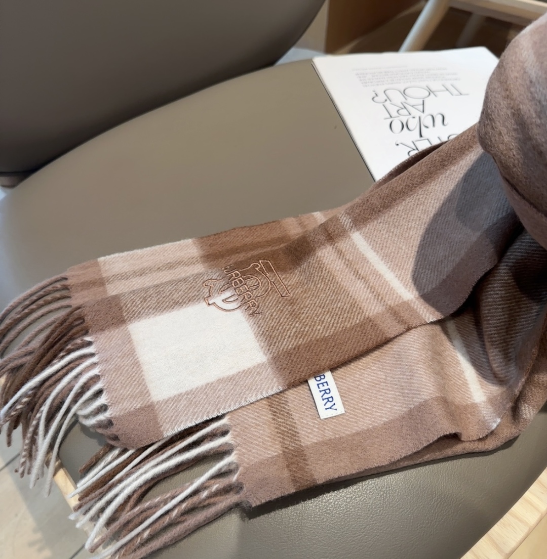 Burberry · 巴宝莉围巾❗️好看的要疯掉了，太有型太有魅力了❗️❗️非常斯文时尚的秋冬单品！真的