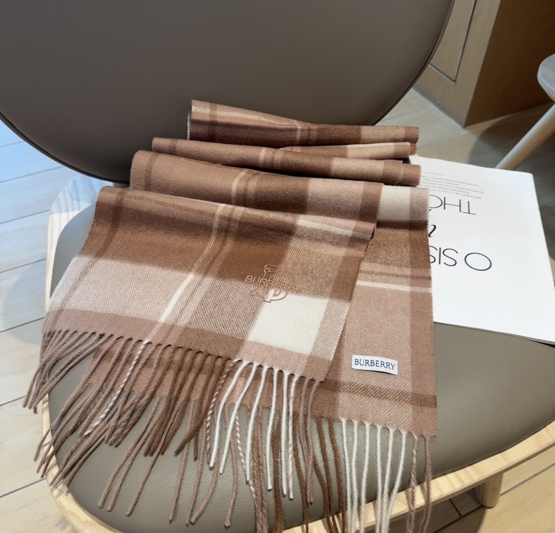 Burberry · 巴宝莉围巾❗️好看的要疯掉了，太有型太有魅力了❗️❗️非常斯文时尚的秋冬单品！真的