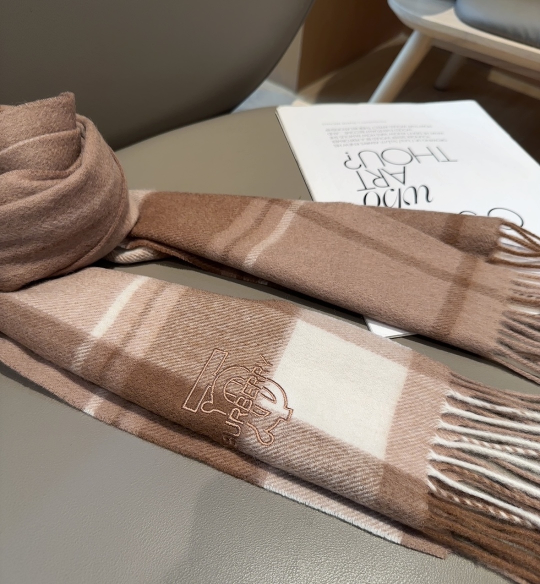 Burberry · 巴宝莉围巾❗️好看的要疯掉了，太有型太有魅力了❗️❗️非常斯文时尚的秋冬单品！真的