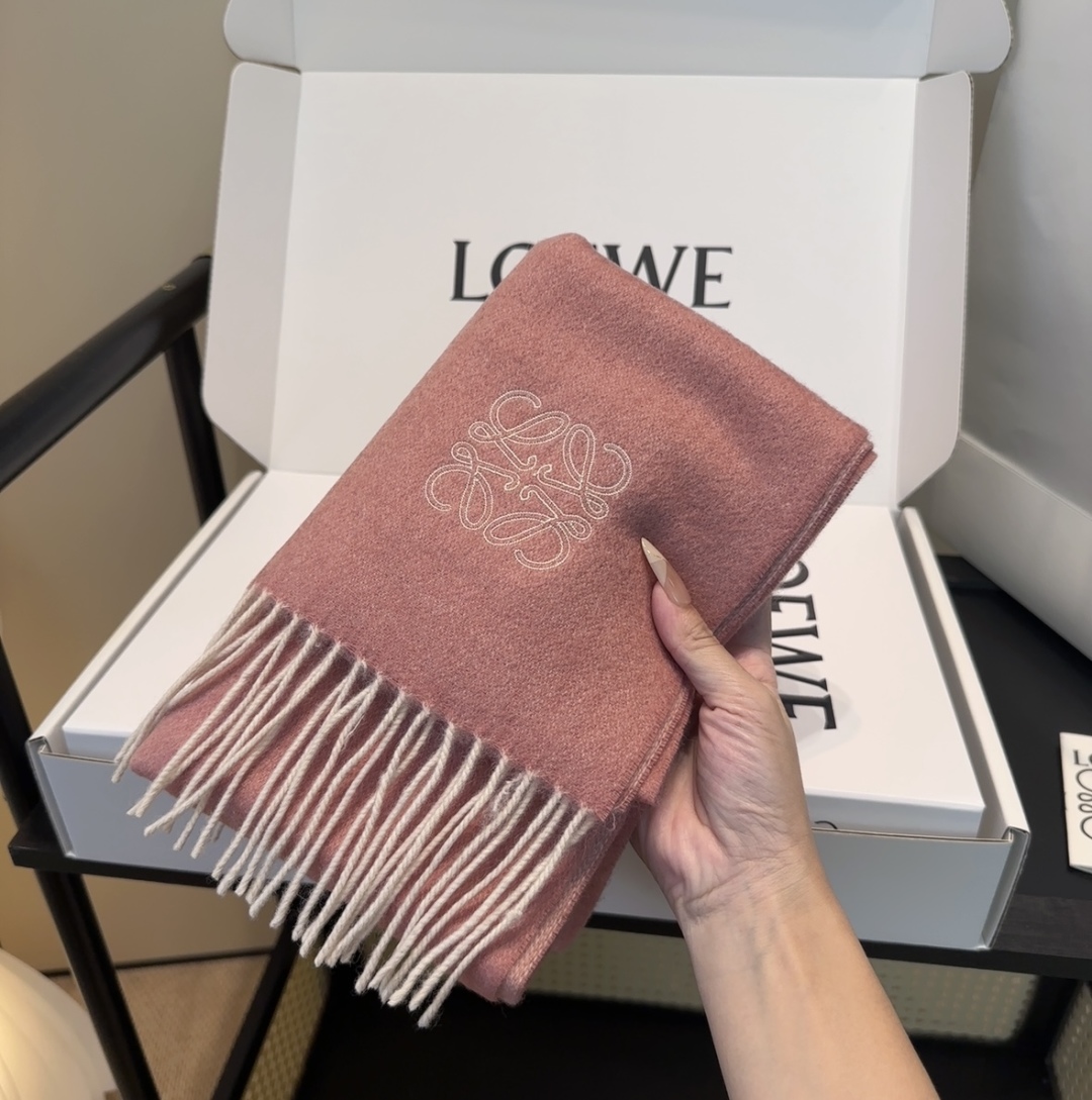 太美了😍罗意威 情侣款 美到要尖叫😱最新款🎊英伦欧美范儿 又是一款即时尚又实用的大围巾&长巾，🎆撞色的颜