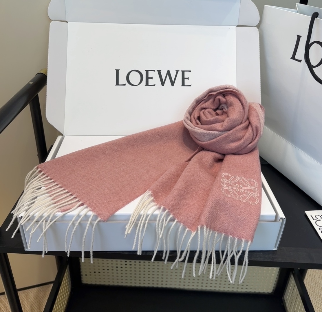 太美了😍罗意威 情侣款 美到要尖叫😱最新款🎊英伦欧美范儿 又是一款即时尚又实用的大围巾&长巾，🎆撞色的颜