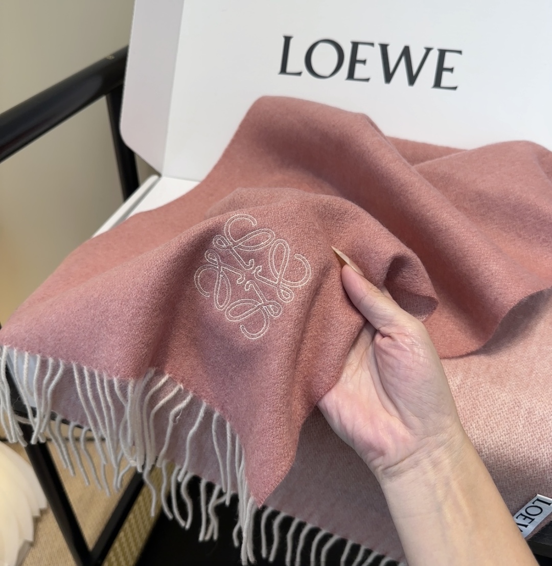 太美了😍罗意威 情侣款 美到要尖叫😱最新款🎊英伦欧美范儿 又是一款即时尚又实用的大围巾&长巾，🎆撞色的颜