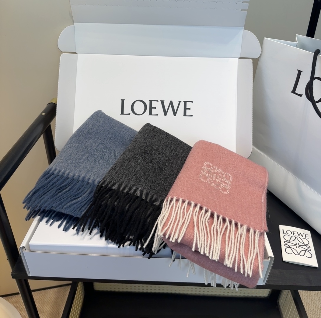 太美了😍罗意威 情侣款 美到要尖叫😱最新款🎊英伦欧美范儿 又是一款即时尚又实用的大围巾&长巾，🎆撞色的颜