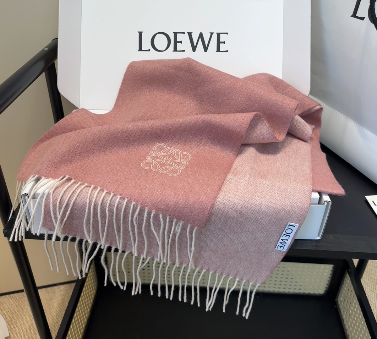 太美了😍罗意威 情侣款 美到要尖叫😱最新款🎊英伦欧美范儿 又是一款即时尚又实用的大围巾&长巾，🎆撞色的颜