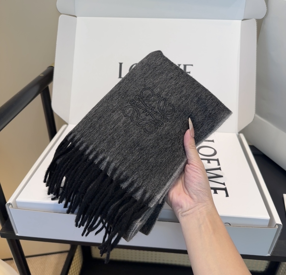 太美了😍罗意威 情侣款 美到要尖叫😱最新款🎊英伦欧美范儿 又是一款即时尚又实用的大围巾&长巾，🎆撞色的颜