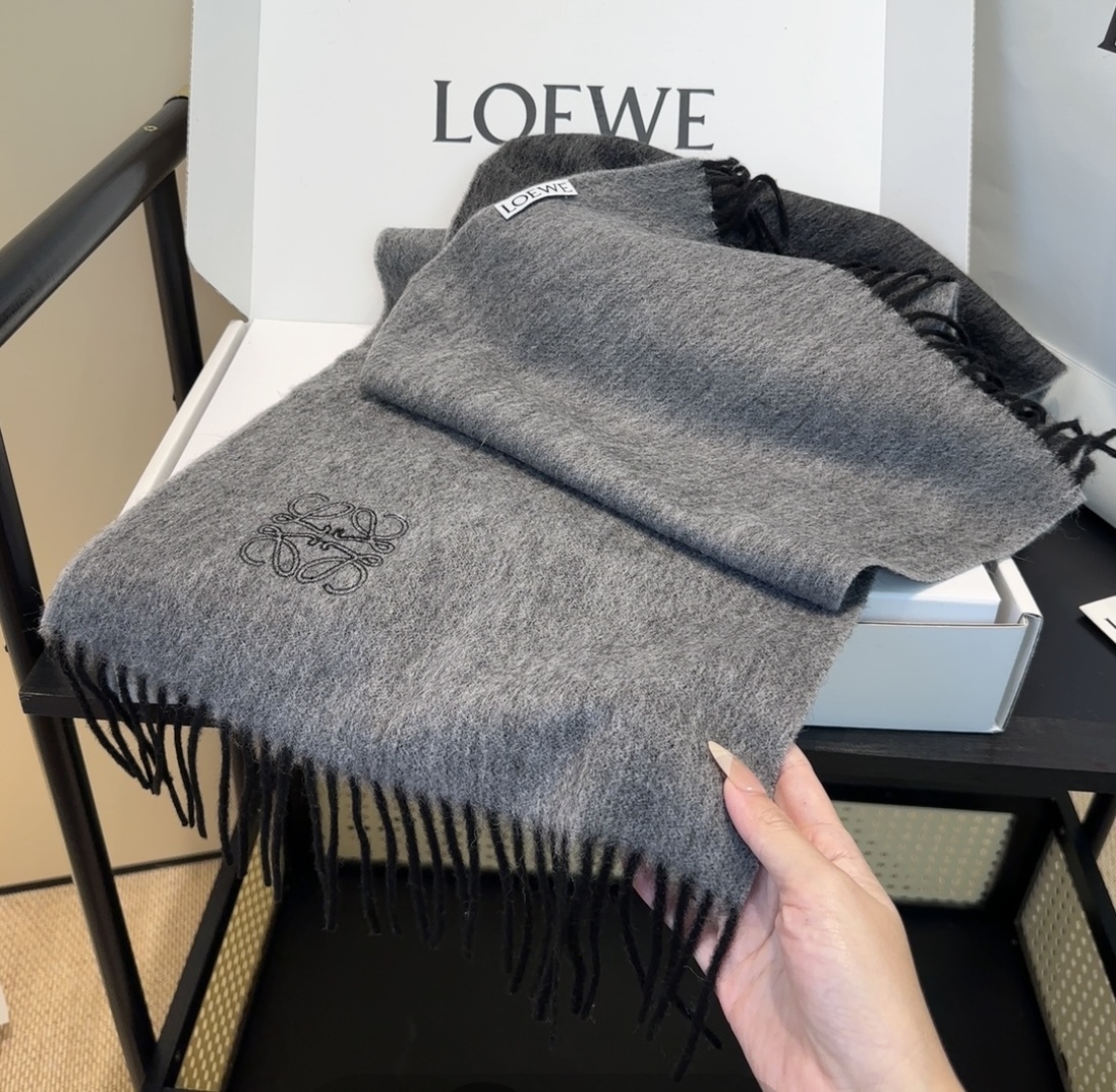 太美了😍罗意威 情侣款 美到要尖叫😱最新款🎊英伦欧美范儿 又是一款即时尚又实用的大围巾&长巾，🎆撞色的颜