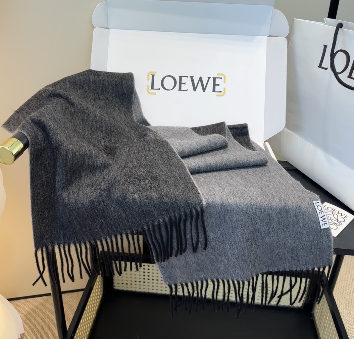 太美了😍罗意威 情侣款 美到要尖叫😱最新款🎊英伦欧美范儿 又是一款即时尚又实用的大围巾&长巾，🎆撞色的颜