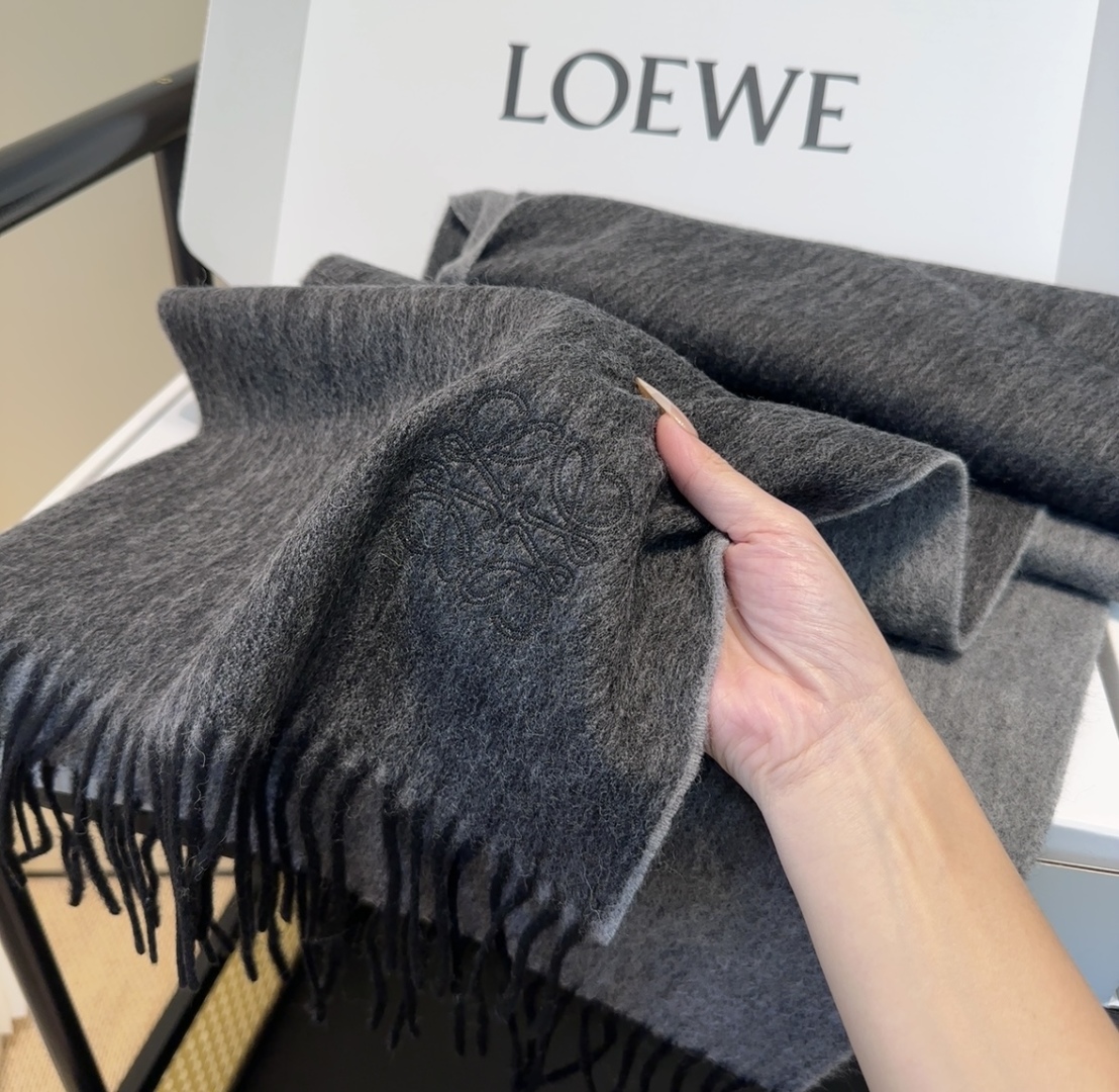 太美了😍罗意威 情侣款 美到要尖叫😱最新款🎊英伦欧美范儿 又是一款即时尚又实用的大围巾&长巾，🎆撞色的颜