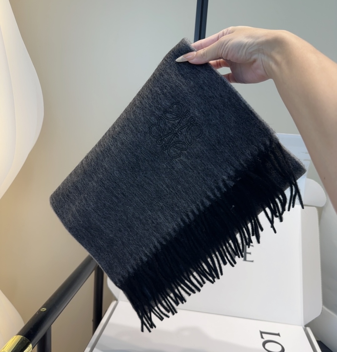 太美了😍罗意威 情侣款 美到要尖叫😱最新款🎊英伦欧美范儿 又是一款即时尚又实用的大围巾&长巾，🎆撞色的颜