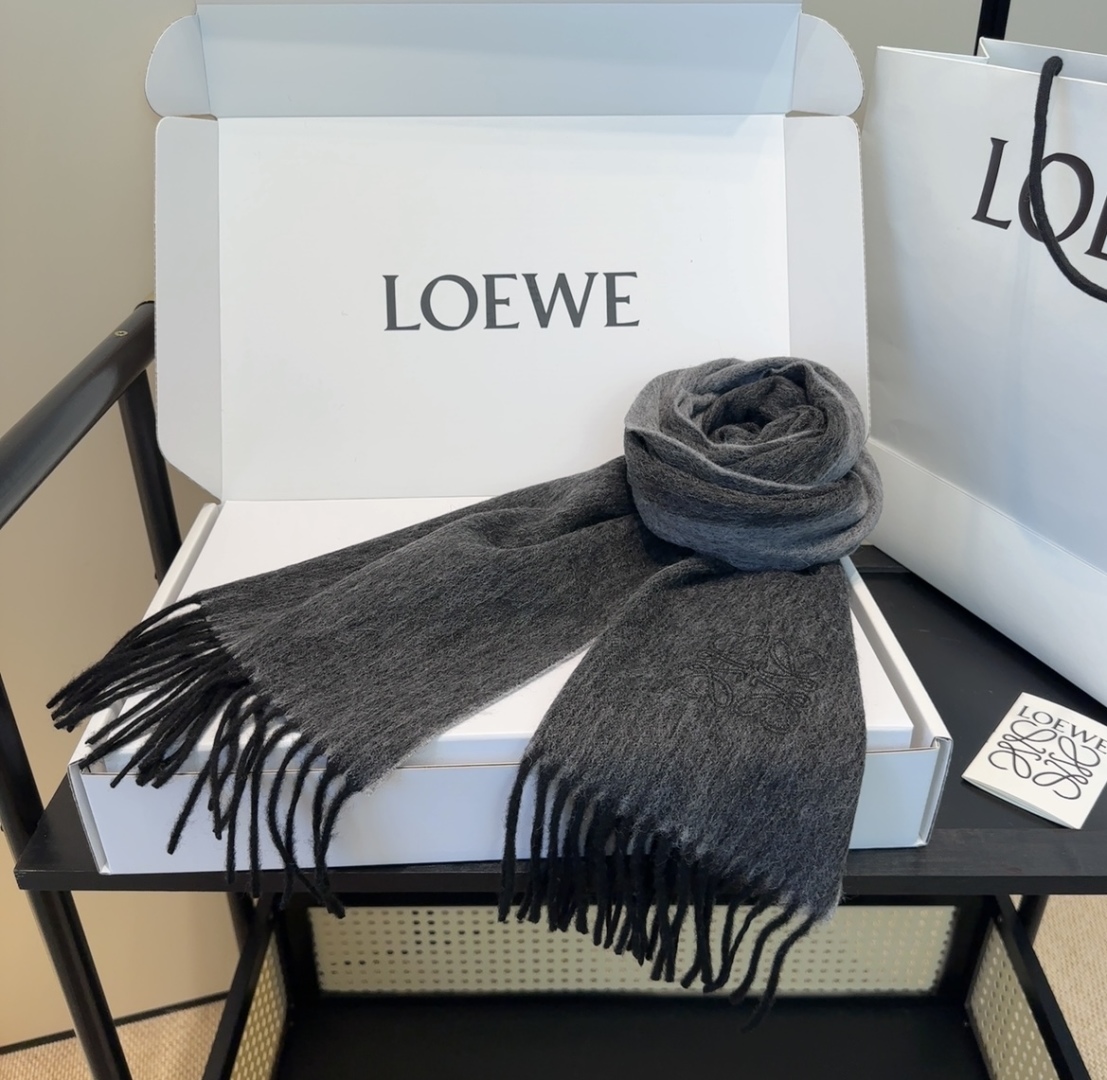 太美了😍罗意威 情侣款 美到要尖叫😱最新款🎊英伦欧美范儿 又是一款即时尚又实用的大围巾&长巾，🎆撞色的颜